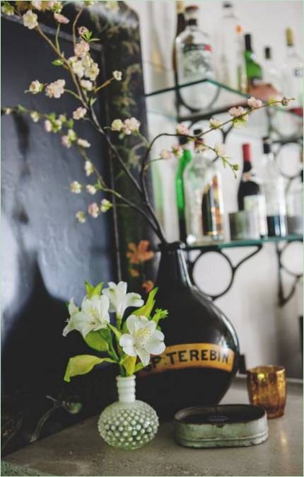 Rustikt hjem interiør: Blomster på baren