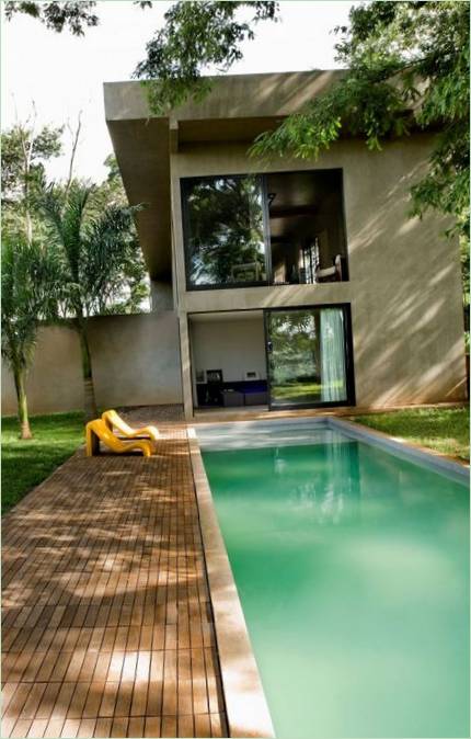 Betonhus i rød kasse - Casa Da Caixa Vermelha af Leo Romano i Goiânia, Goiás, Brasilien