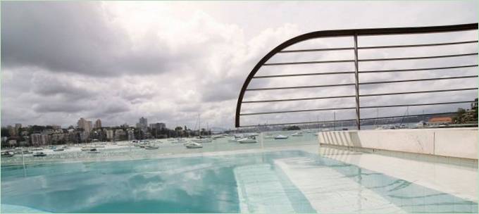 En swimmingpool med udsigt over havnen