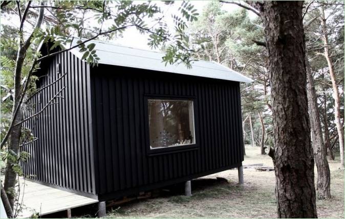 Et træhus af Paris studio Septembre på et malerisk sted med naturen i baggrunden, Trossö, Sverige