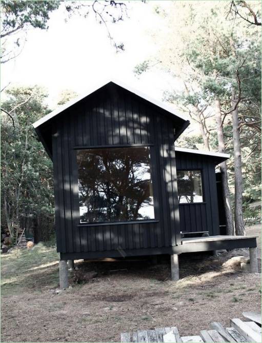 Træhus af Paris studio Septembre på en malerisk beliggenhed med naturen i baggrunden, Trossö, Sverige