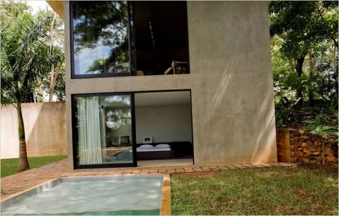 Det røde betonhus Casa Da Caixa Vermelha af arkitekten Leo Romano i Goiânia, Goiás, Brasilien