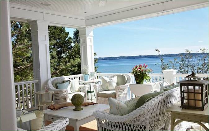 En veranda med møbler lavet af naturmaterialer