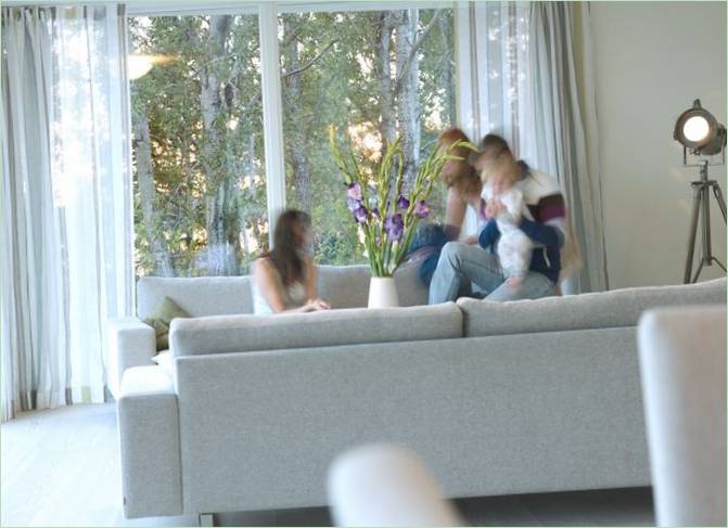 Stor hvid sofa i villaens opholdsstue