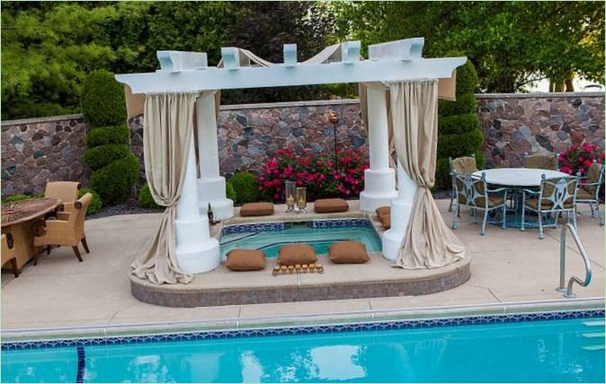 Elegant boblebad ved poolen