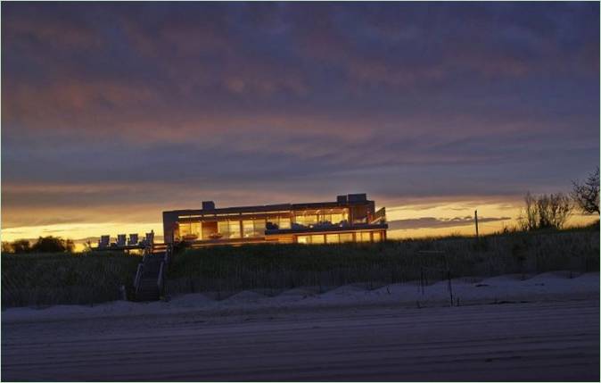 Palæ ved havet: Facade ved solnedgang