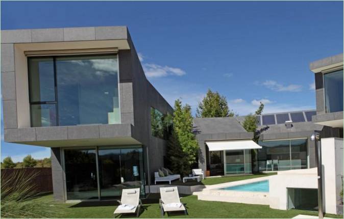 Interiør af den elegante to-etagers privatbolig "House C" af RTA Office, Barcelona
