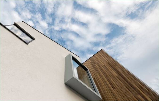 Facade af et hus med store vinduer