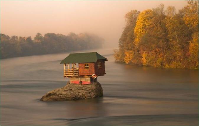 Afsondret hus ved Drina
