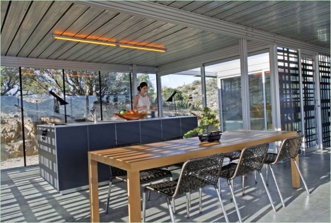 En moderne køkkenø hos Off-grid itHouse