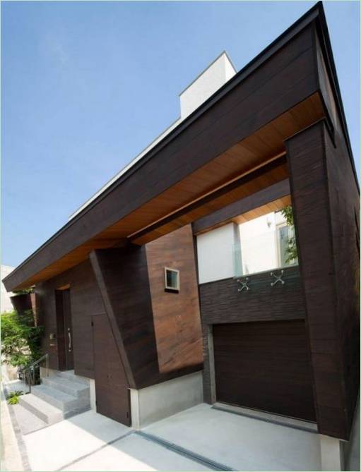Facade af en villa med korridorhus i Japan
