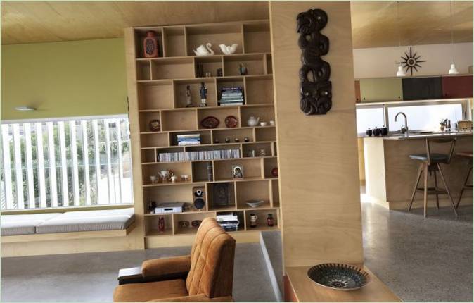 Det brune Vujcich House i smukke omgivelser i Auckland, New Zealand