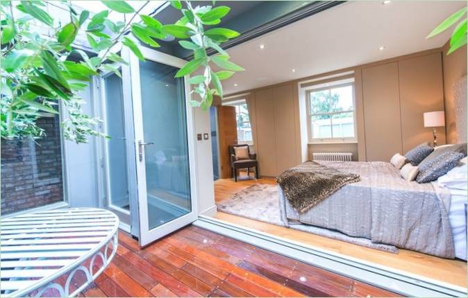 Soveværelse med adgang til loggiaen på Ruston Mews i London