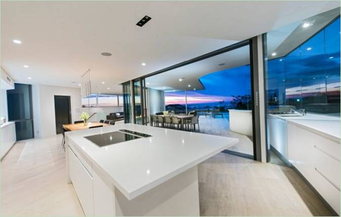 City Beach Mansion køkkenområde af Cambuild &amp; Banham Architects