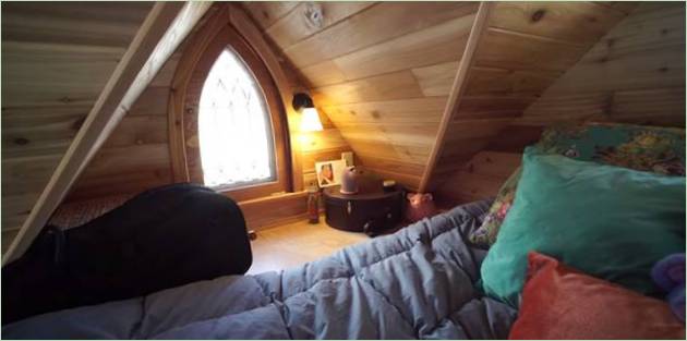 Autocamper design - soveværelse under loftet