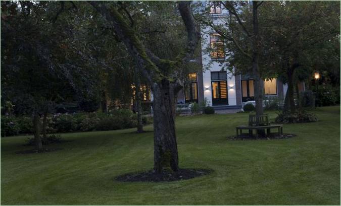 En park foran huset
