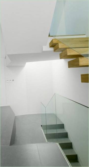 Interiør af elegant to-etagers bolig House C af RTA Office, Barcelona