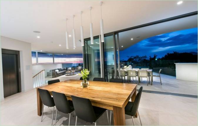 Den smukke lysekrone over bordet i City Beach Mansion af Cambuild &amp; Banham Architects