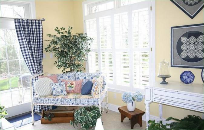 Schebbi-chic indretning. Terrasse med store vinduer - foto 2 Shabby chic dekoration. Terrasse med store vinduer - foto 2