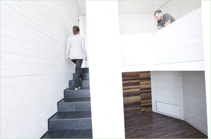 Trappe til første sal i strandhuset af LAND Arquitectos