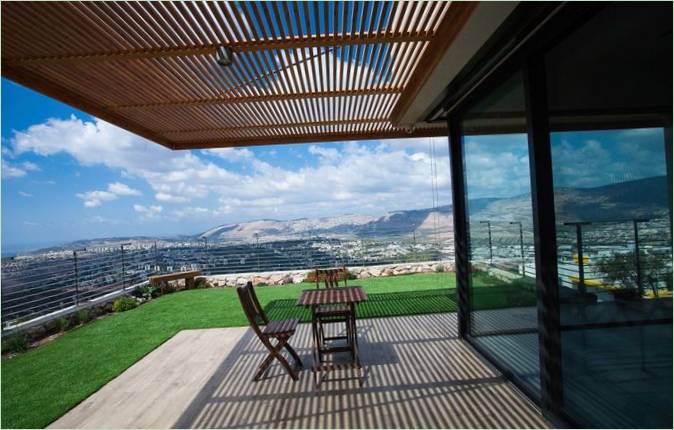 Kurland Residence terrasse med træoverdækning