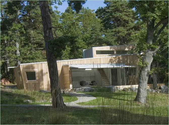 Den lyse træfacade på et økohus