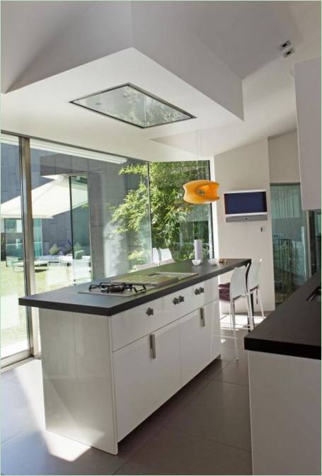 Interiør i den elegante to-etagers bolig House C af RTA Office, Barcelona