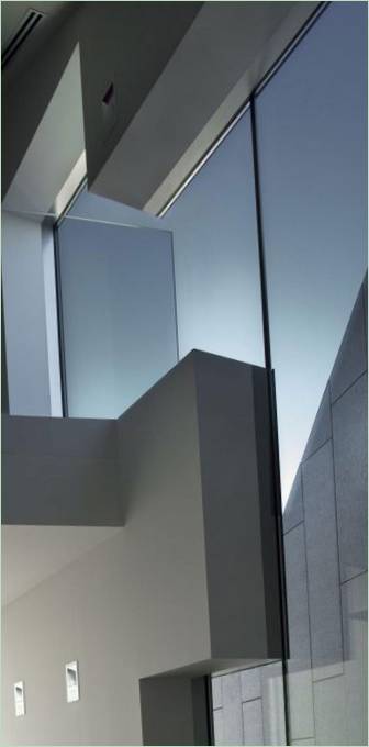 Interiør af den elegante to-etagers bolig House C af RTA Office studio, Barcelona