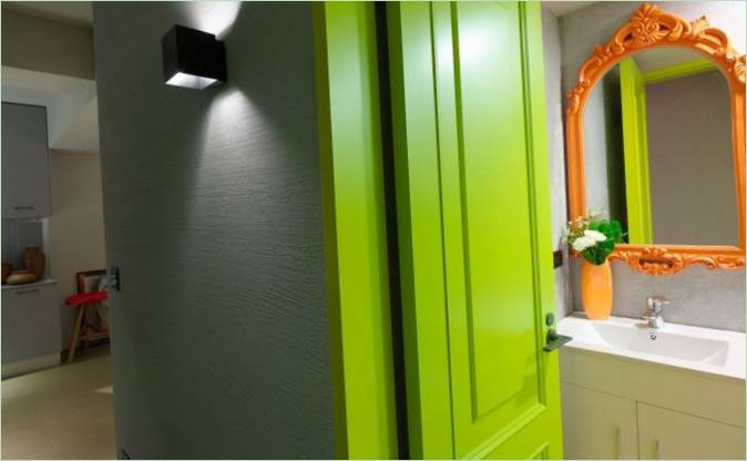 Kontrastfuldt design af en bylejlighed af Ganna Studio