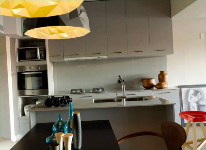 Kontrastfuldt design af en bylejlighed af Ganna Studio