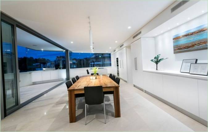 Spisebord i City Beach af Cambuild &amp; Banham Architects