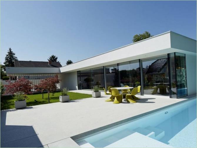 Siddepladser ved poolen