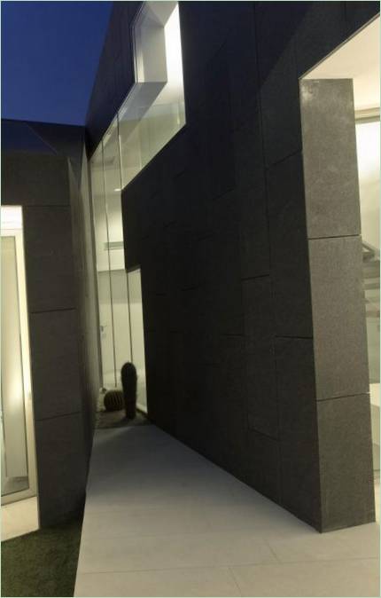 Indretning af den elegante to-etagers bolig C House C af RTA Office, Barcelona