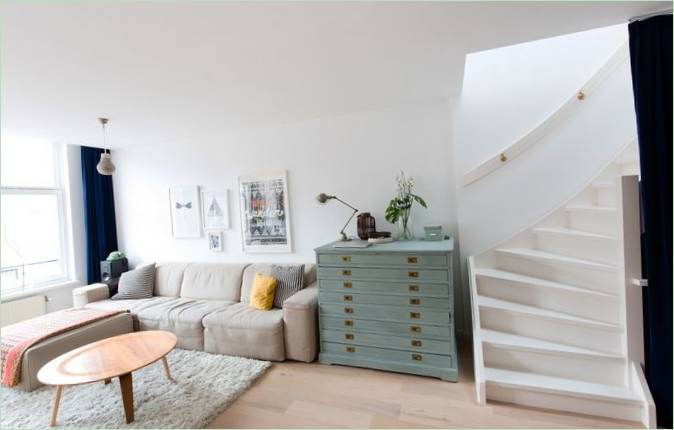 Moderne minimalisme i et gammelt hus i Rotterdam: lyse farver Moderne minimalisme i indretningen af et gammelt hus i Rotterdam: Lyse farver