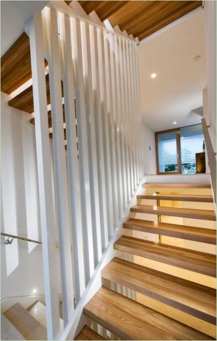 City Beach Mansion's trætrappe af Cambuild &amp; Banham Architects
