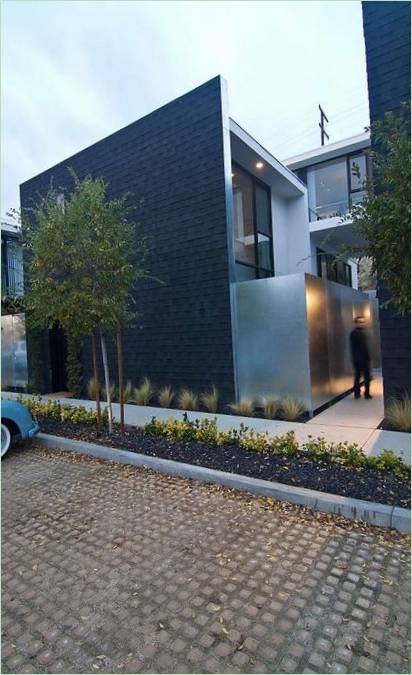 Moderne, lavtliggende bygning