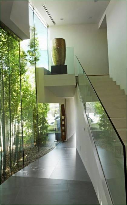 Interiør af den elegante to-etagers bolig "House C" af RTA Office, Barcelona
