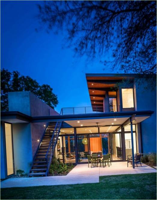 Barton Hills Residence byhusprojekt: facaden om natten