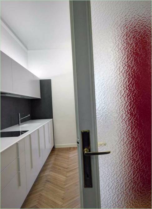 Grå-hvid blankt køkken design