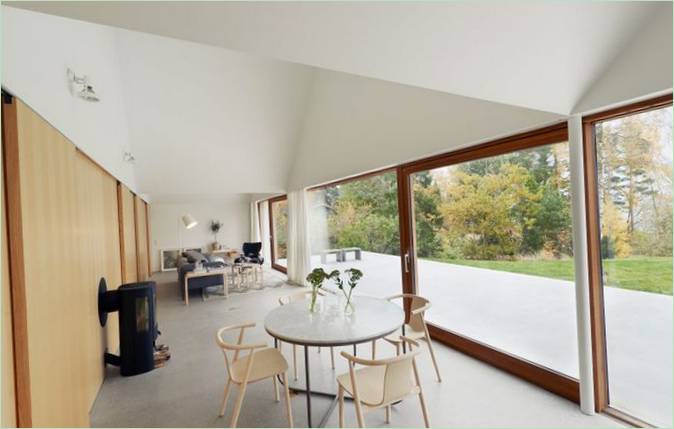 Et moderne hus ved den maleriske kystlinje i udkanten af Lagnö, Sverige