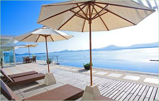 Udendørs terrasse med udsigt over havet