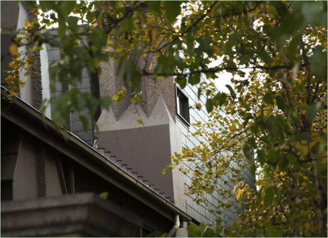 Interiør af et terningformet hus i et buskads af træer på Douglas Street, Melbourne, Australien