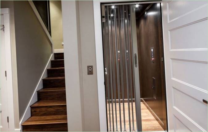 Elevatoren til Crest Meadows Residence landsted i USA