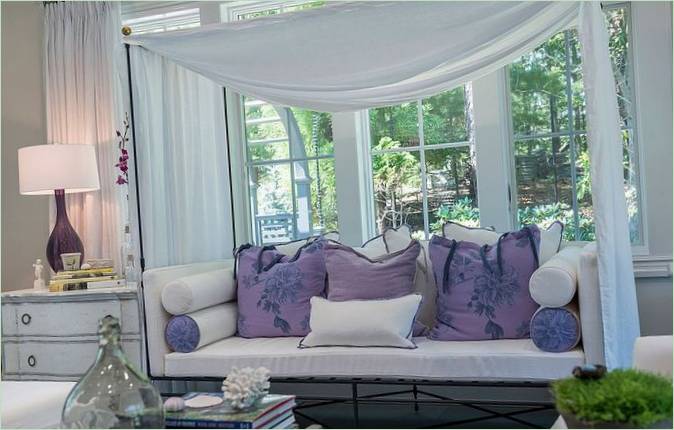 Shabby-chic indretning med en hvid markise af stof Shabby-chic design med en baldakin af hvidt stof