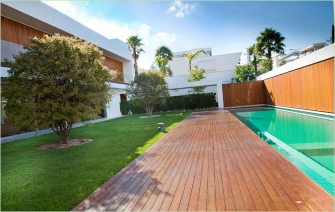 Poolterrassen i et moderne brasiliansk hus