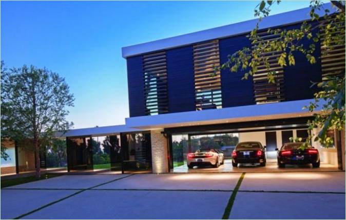 Den rummelige garage på Laurel Way Residence