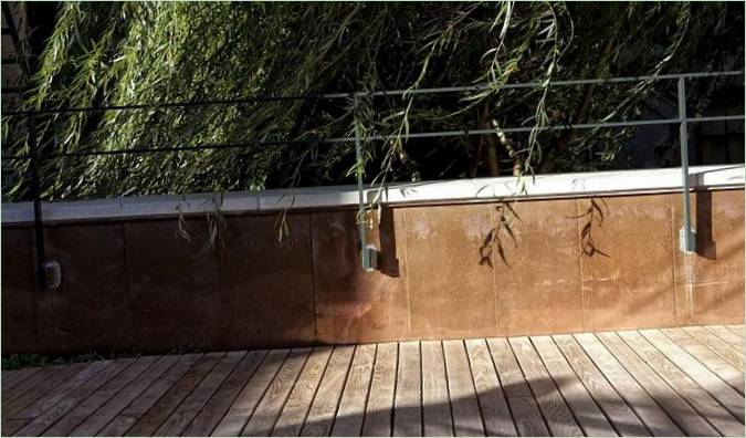 En terrasse med rækværk på taget af en penthouse