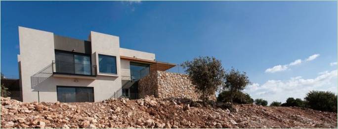 Kurland Residence i en klippeomgivelse