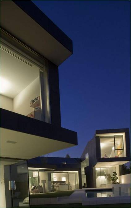 Interiør i den elegante to-etagers bolig House C af RTA Office, Barcelona