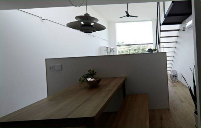 Spisebord af træ i Hiyoshi House